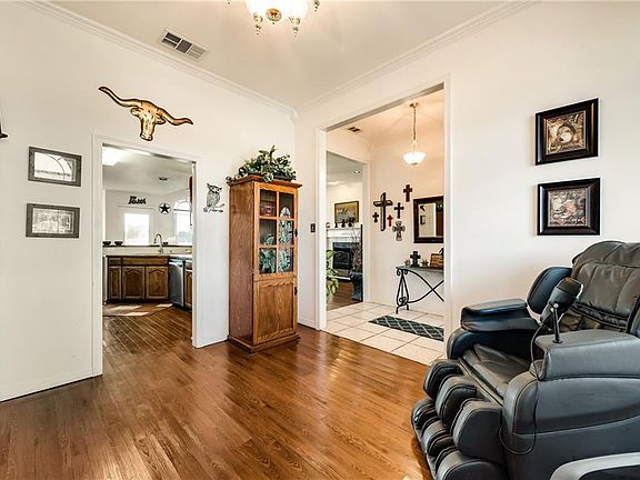 5th image of 108 Meadow Glen Dr
