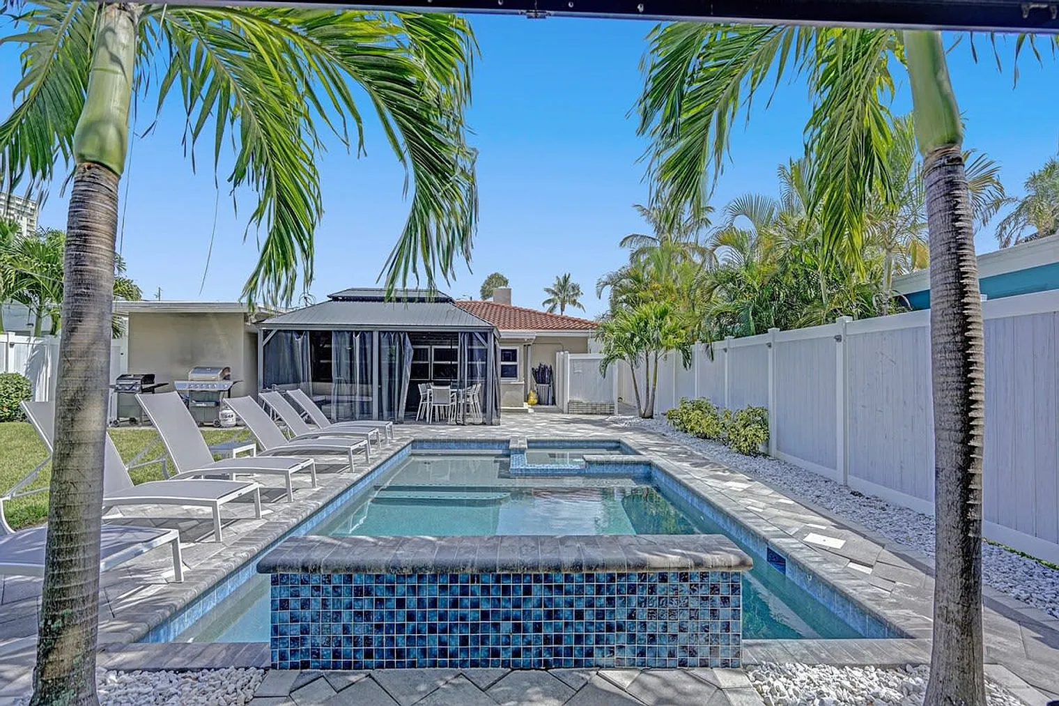 4 bed, 3.0 bath, 1700 sqft, $9,006 — Photo 3