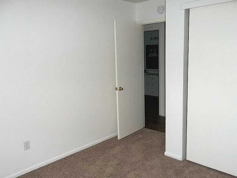 2115 W Plum St — Photo 5