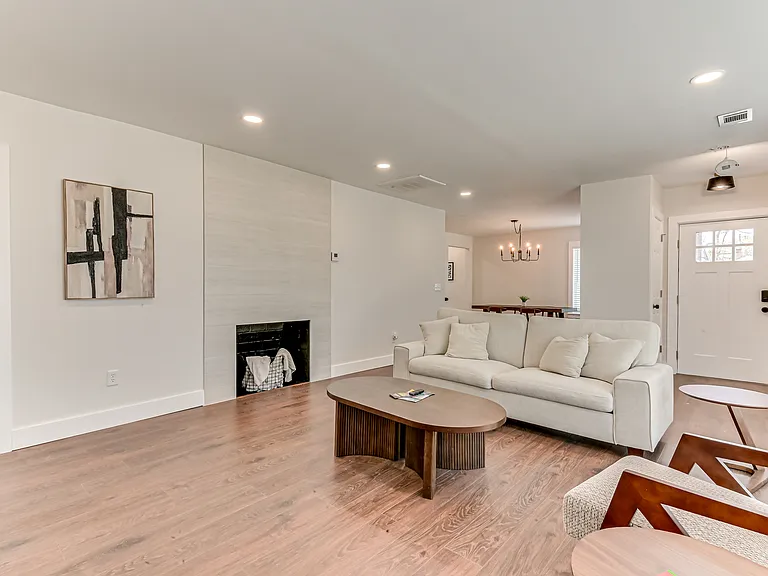 1813 Courtney Dr — Photo 5