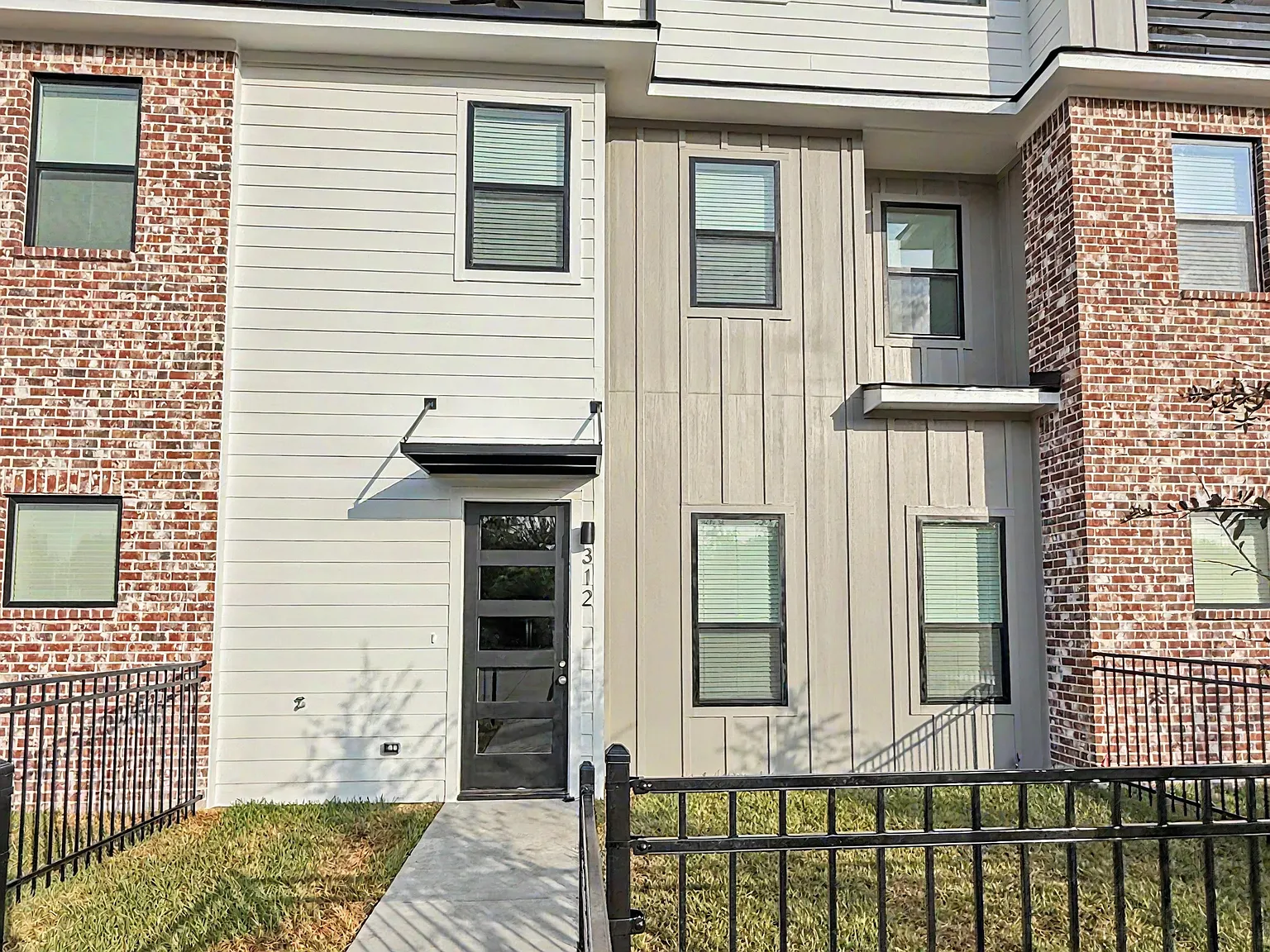 8 bed, 8.5 bath, 3685 sqft, $9,280 — Photo 3