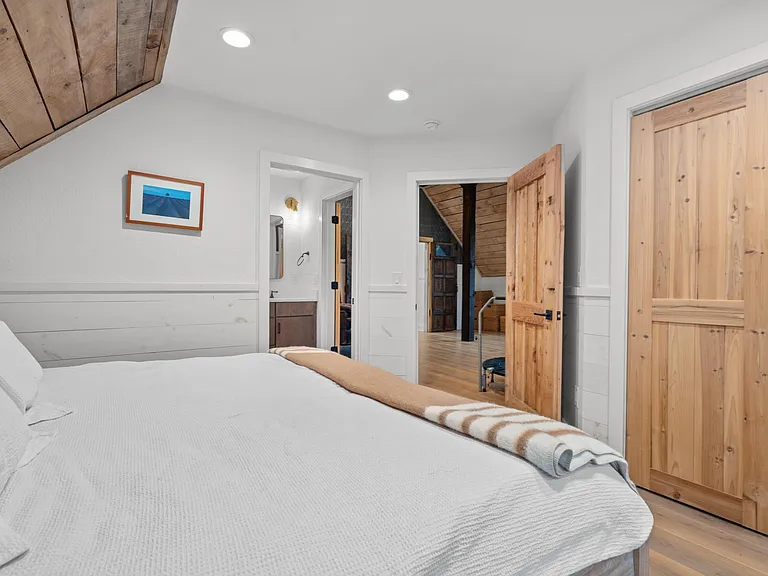 Bedroom w/ Ensuite Full Bath