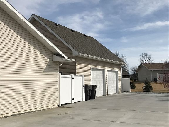 detached 2 car garage