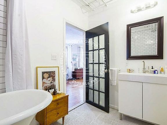 5th image of 138 Mulberry St APT 5A3
