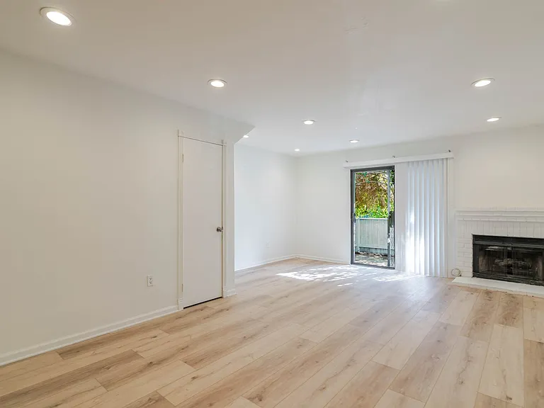 15113 Saticoy St #16 — Photo 9
