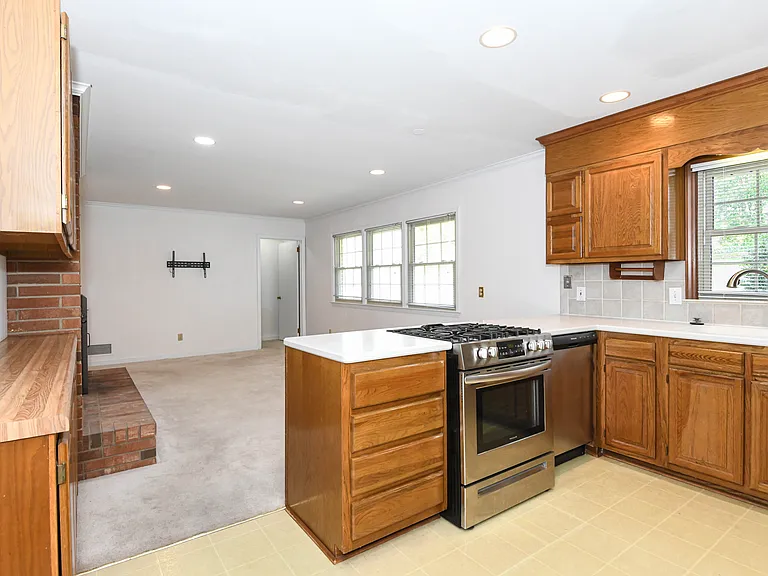 1804 Strathmore Dr — Photo 9