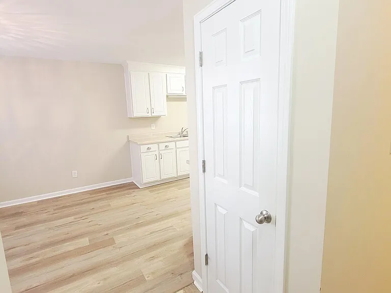 411 Whitehall Ct — Photo 2