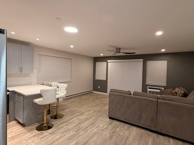 661 W Broadway #1 — Photo 3
