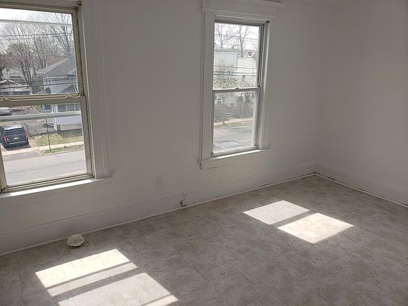 2nd image of 939 Chancellor Ave #2