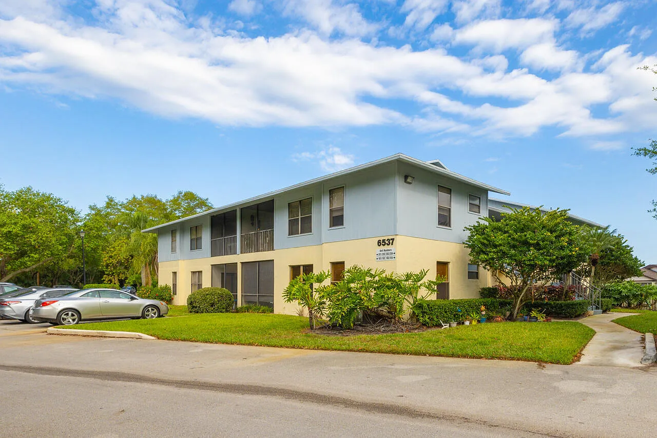 2 bed, 2.0 bath, 969 sqft, $1,750 — Photo 2