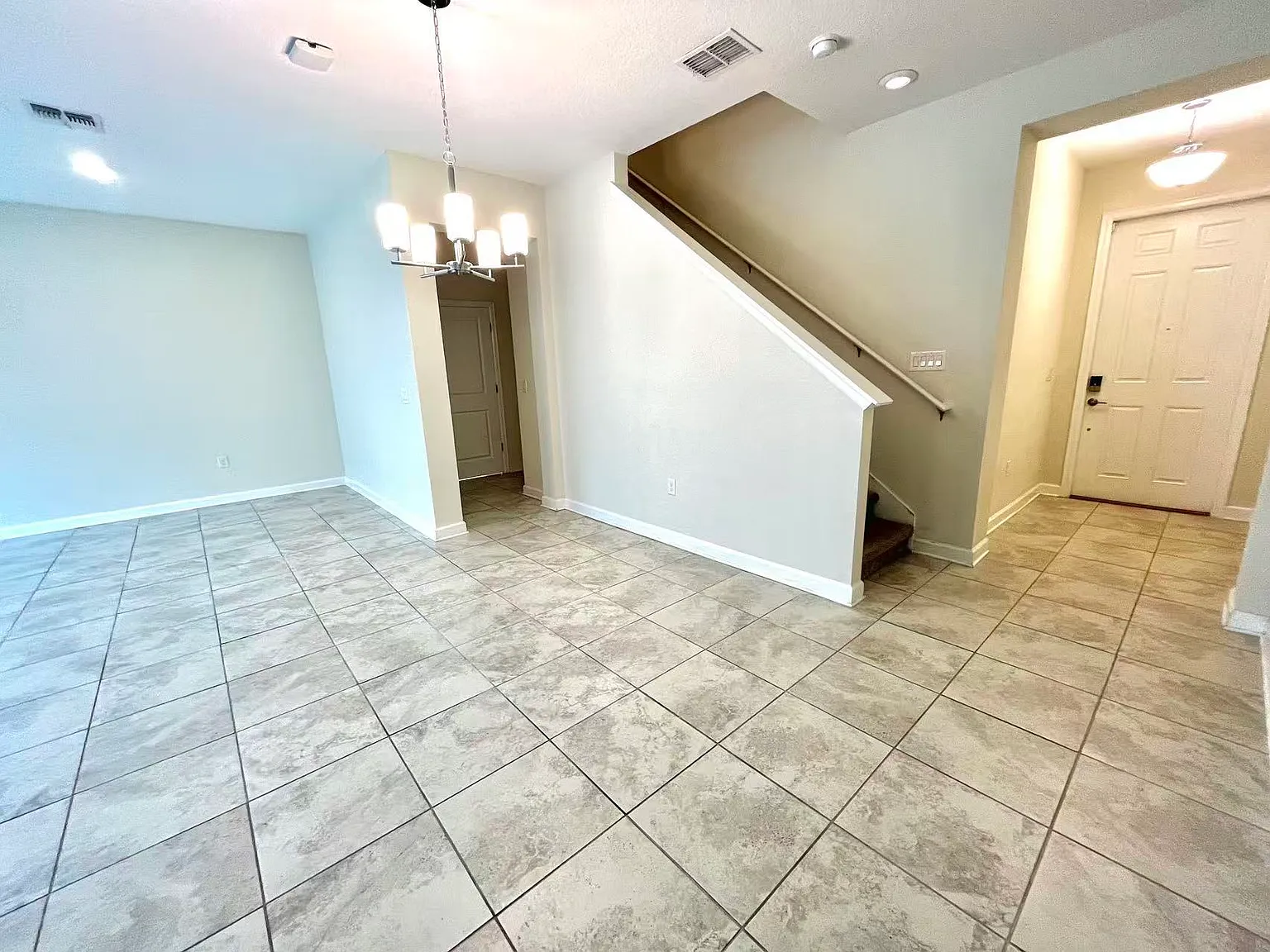 3 bed, 2.5 bath, 2304 sqft, $2,550 — Photo 4