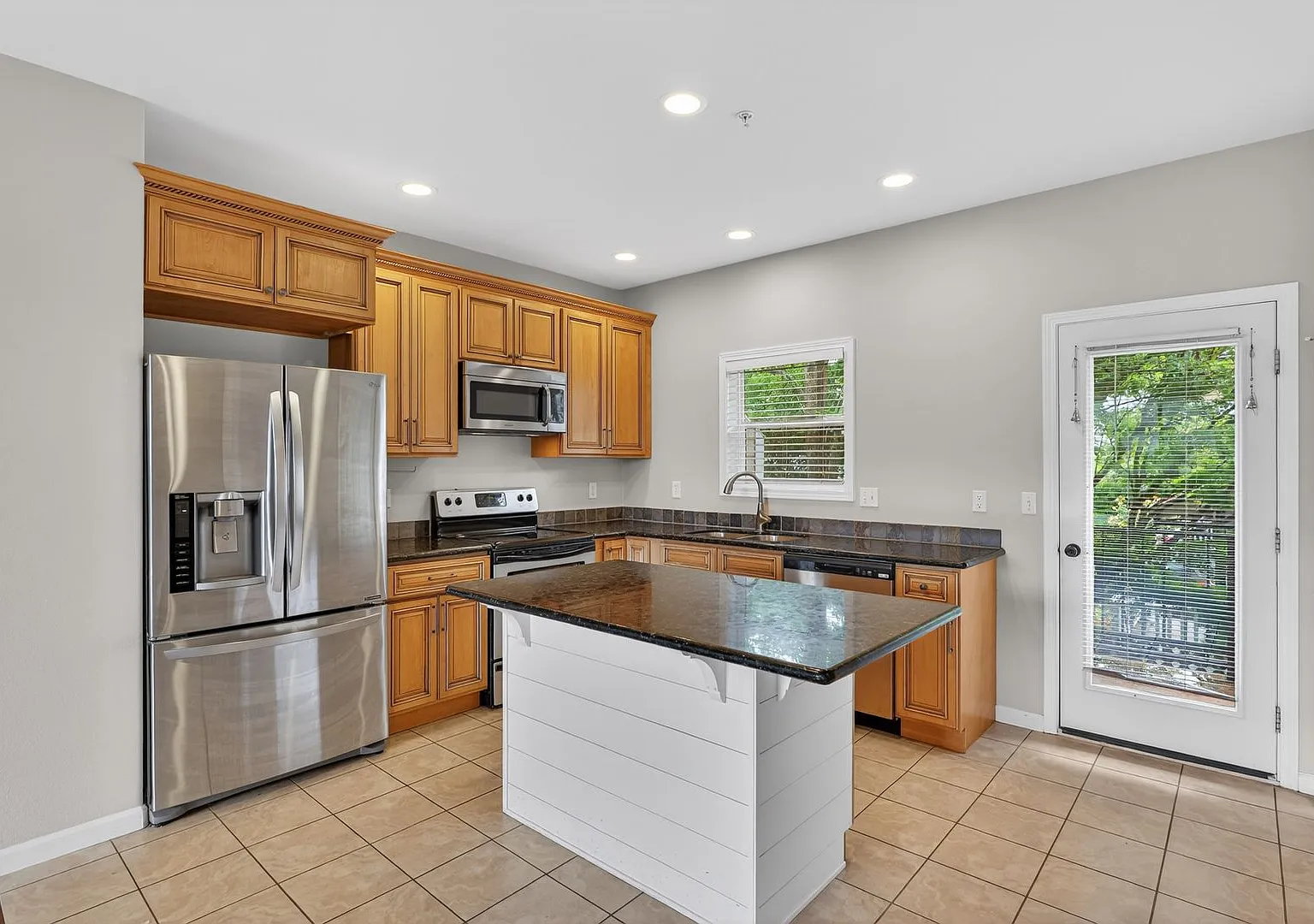 3 bedrooms / 3.5 bathrooms Townhome w/ Garage — Photo 3