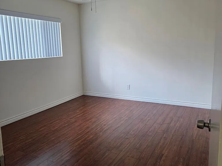 325 Burchett St — Photo 5