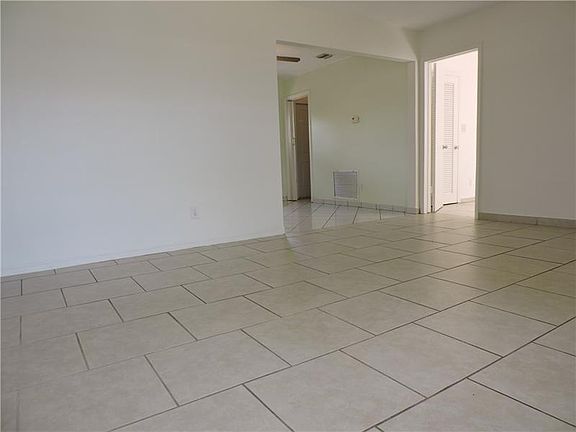 4th image of 224 NE 1st St #2