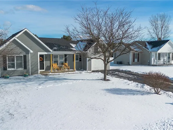1249 Glen Carlyn Dr, Farmington, NY 14425