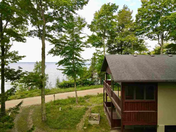 11838 Lake Shore Dr, Charlevoix, MI 49720