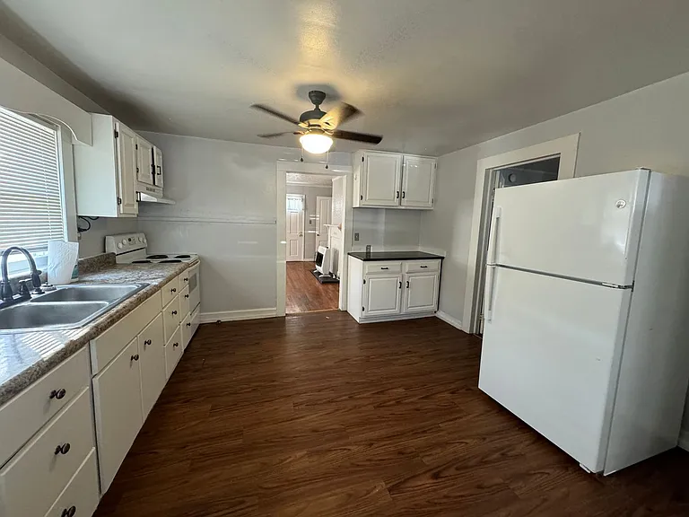 208 N Ave NE — Photo 4