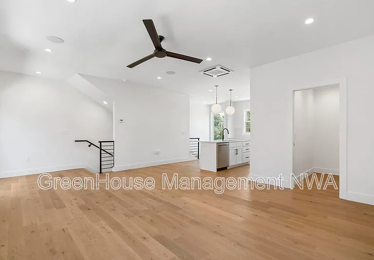 627 SW C St — Photo 3