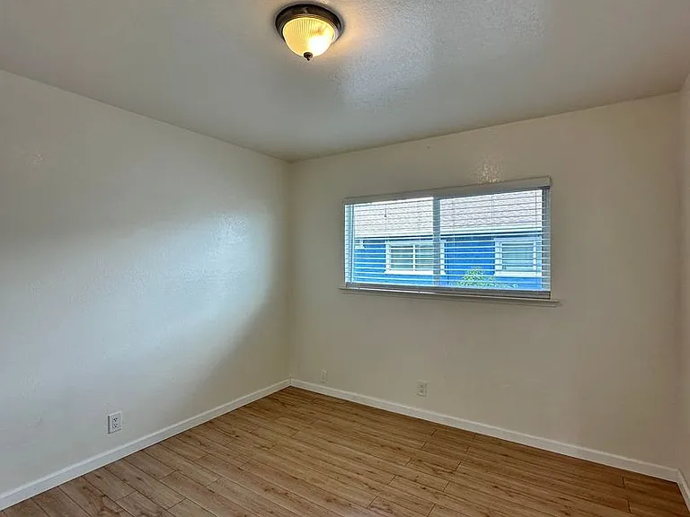 590 Stoney Ct — Photo 5