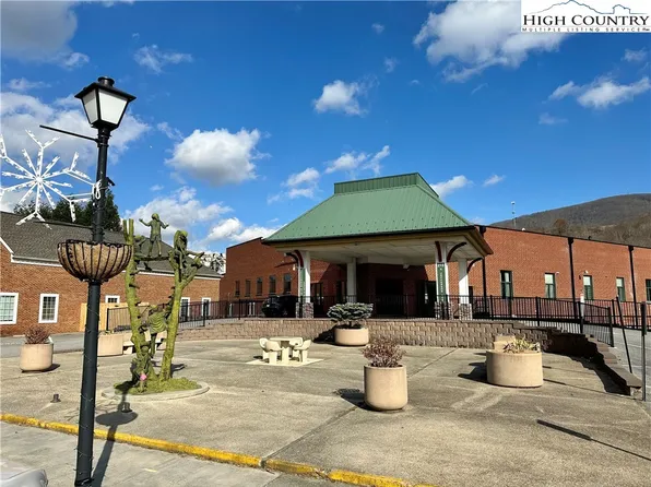 215 S Jefferson Avenue #209, West Jefferson, NC 28694