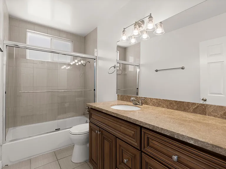 Huge Three Bedroom Available in West Hollywood — Photo 7