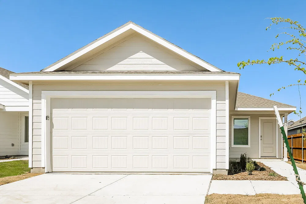 3 bed, 2.0 bath, 1381 sqft, $1,880 — Photo 1