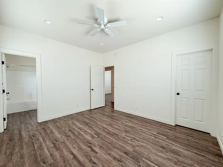 6944 Woodward Ave — Photo 16