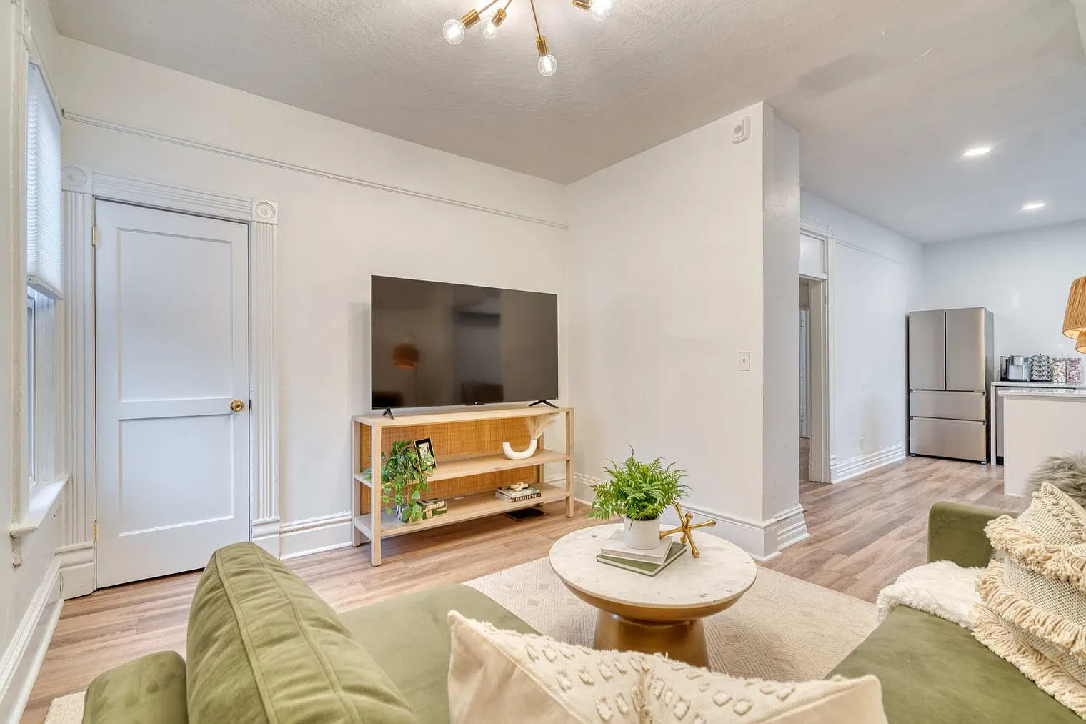 2 bed, 1.0 bath, 742 sqft, $3,717 — Photo 4
