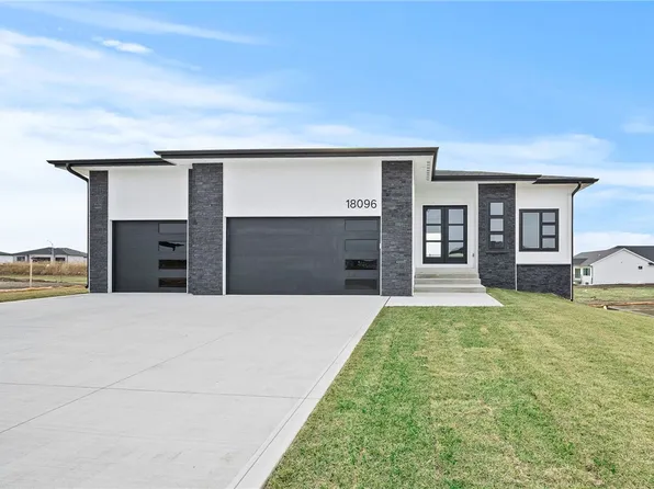 18096 Townsend Dr, Clive, IA 50325