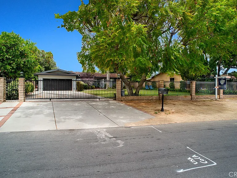 17249 Raymer St — Photo 2