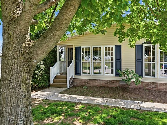 3rd image of 10 Rock Lake Ct N