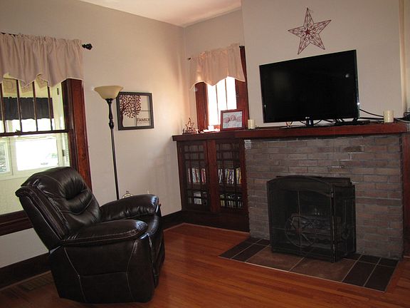3rd image of 109 E Pembroke St