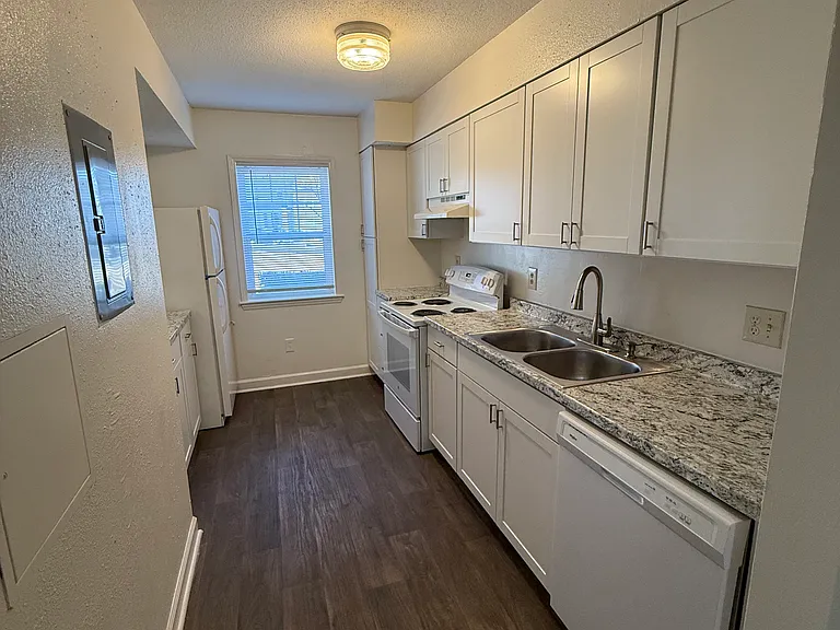 Avery Close Condominiums — Photo 9
