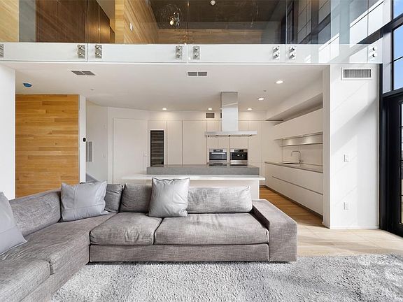 4th image of 1005 S Shepherd Dr APT 817