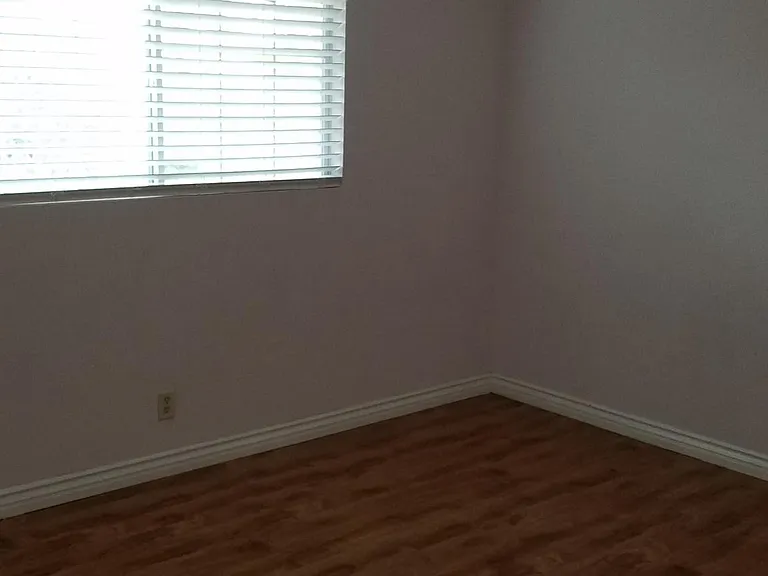 721 N Mountain View St — Photo 14