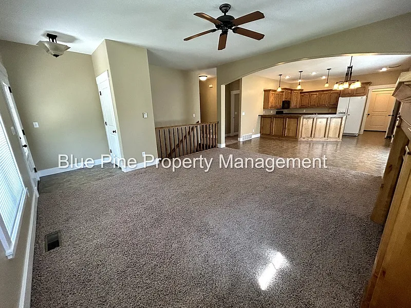 3 bed, 2.0 bath, 2648 sqft, $1,795 — Photo 3