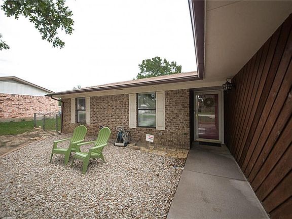 3rd image of 1811 Oak Hill Dr