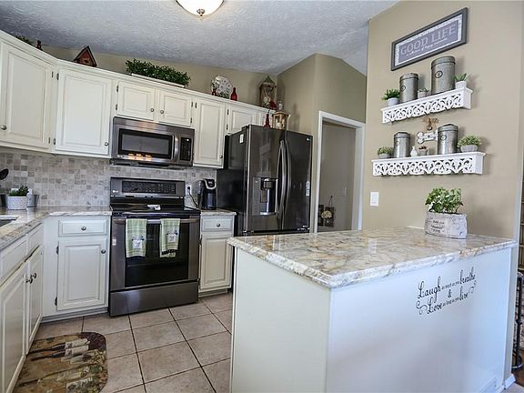 3rd image of 32 Meadowlark Dr