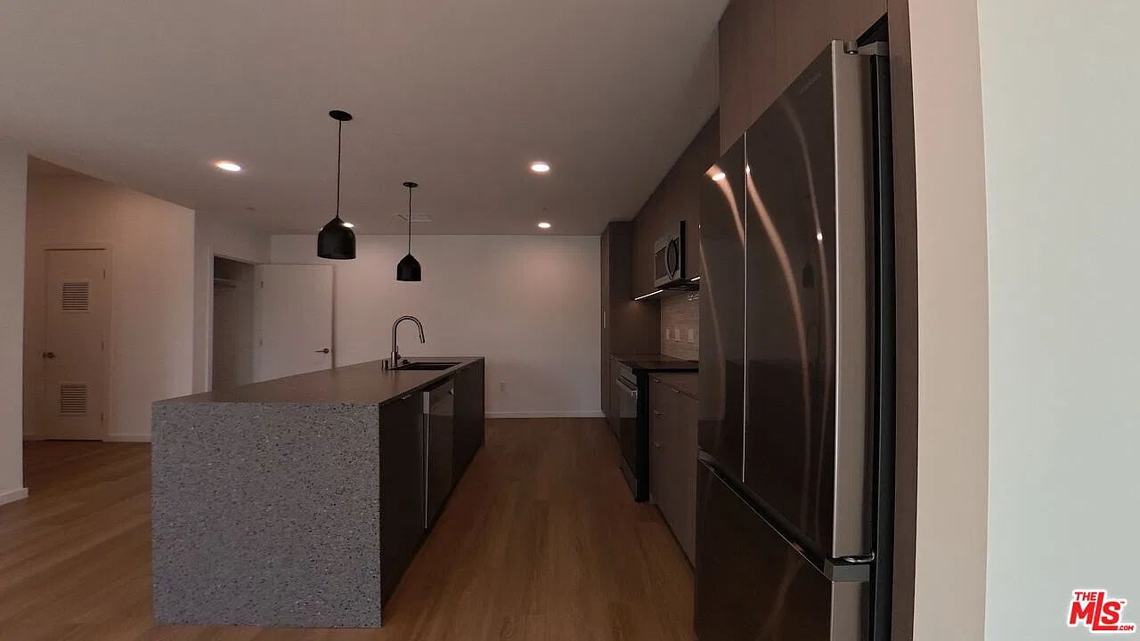 3 bed, 2.5 bath, 1799 sqft, $5,400 — Photo 3