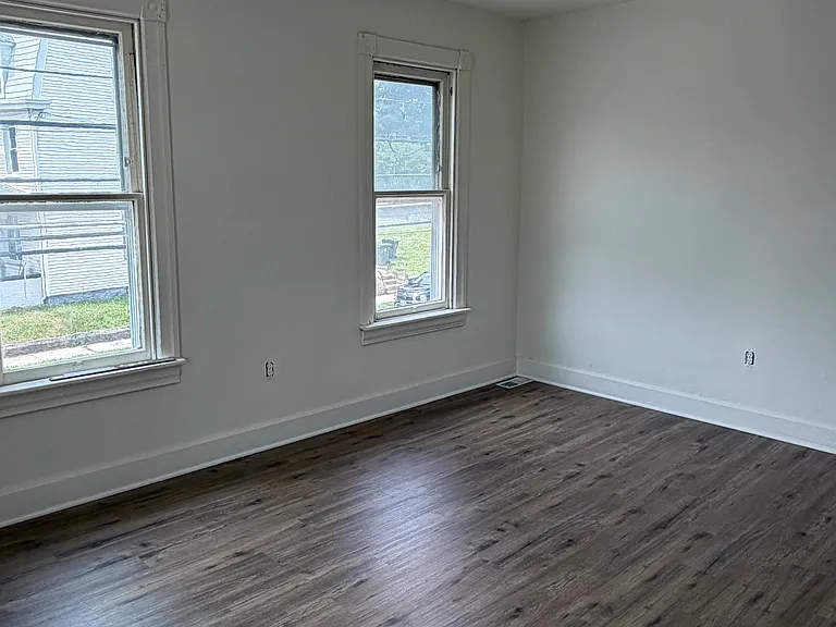 812 Salem Ave — Photo 4
