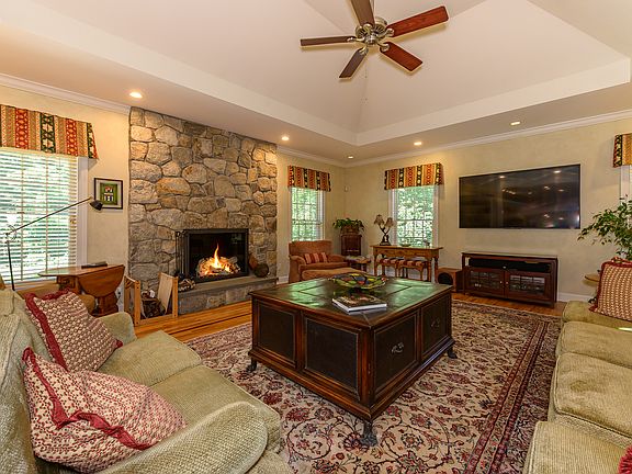 4th image of 50 Pembroke Dr