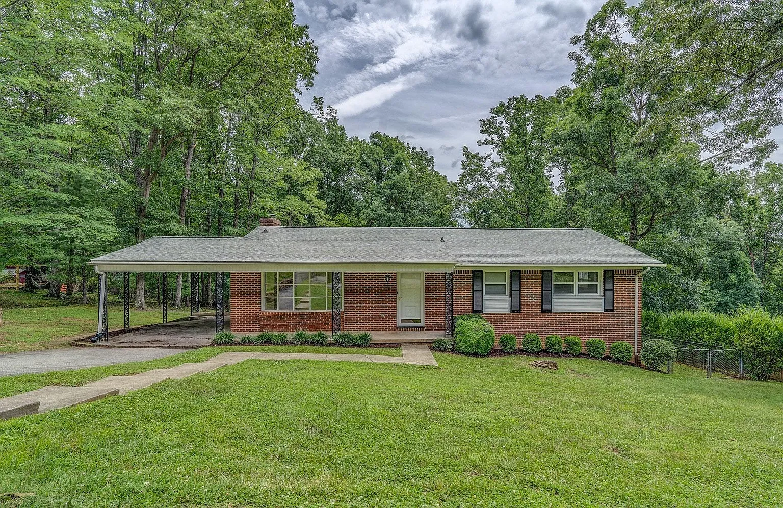 2143 Sourwood St photo 1