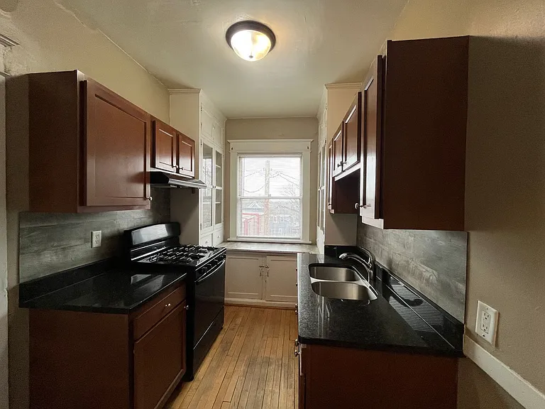 283-289 Bates Avenue — Photo 12