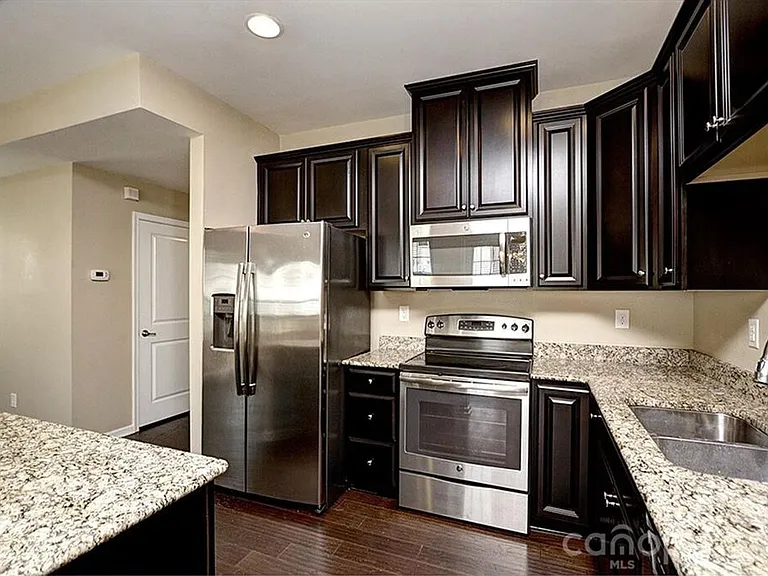 2704 Silverthorn Dr — Photo 7