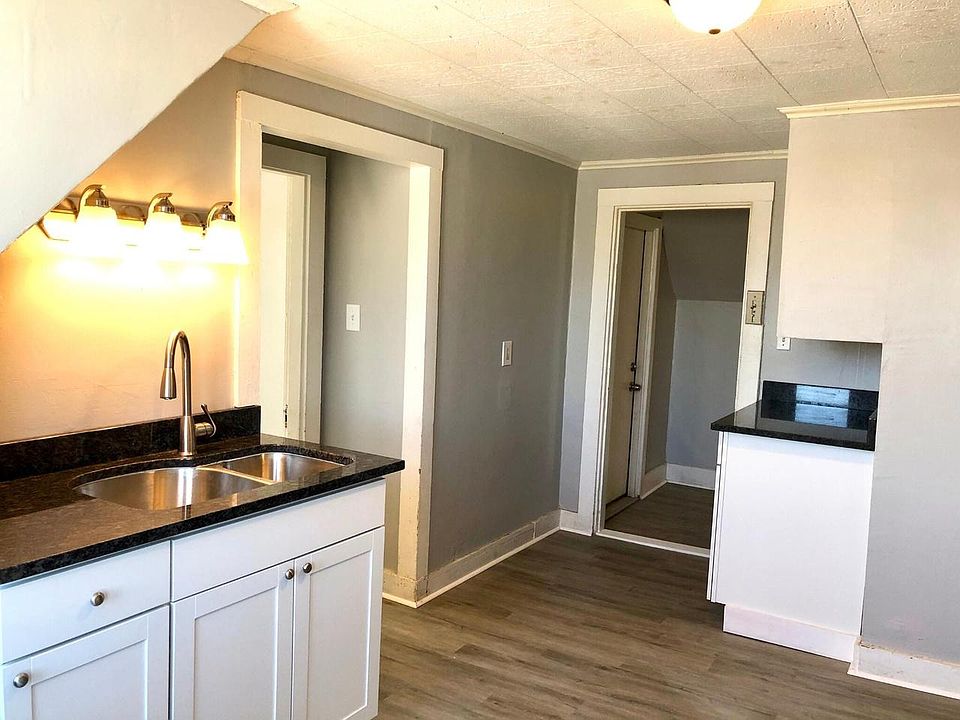 Another photo of the kitchen