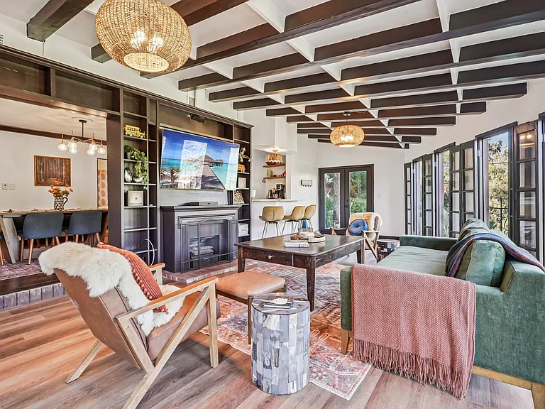 8718 Crescent Dr — Photo 4