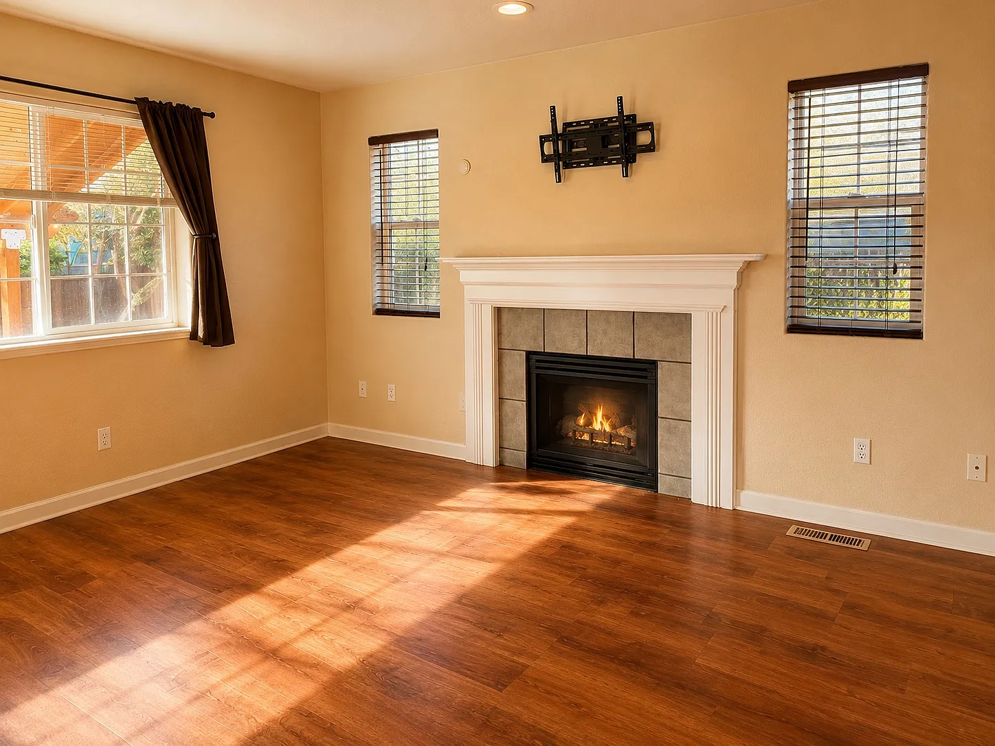 3 bed, 2.5 bath, 1796 sqft, $2,699 — Photo 2