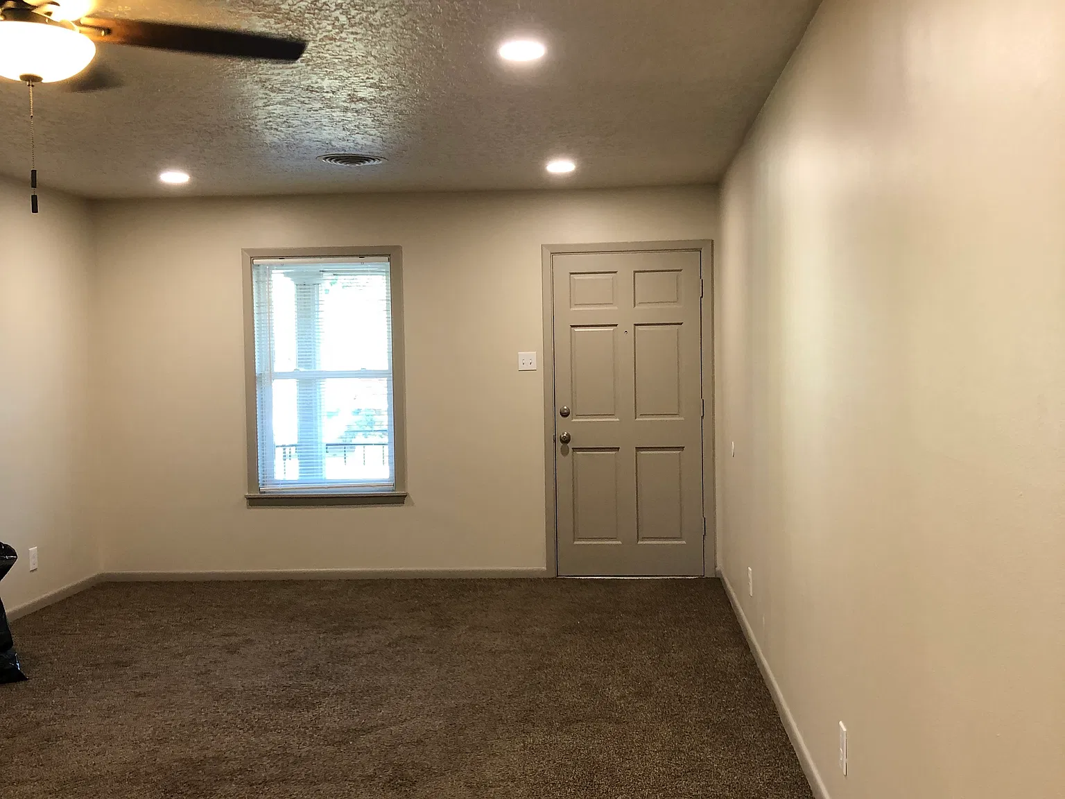2 bed, 1.5 bath, 1000 sqft, $1,050 — Photo 3