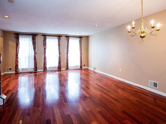 2nd image of 195 Shrewsbury Ct #195