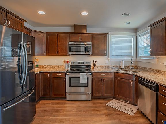 4th image of 323 Shannon Pl